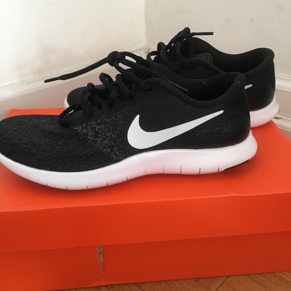 Nike Sneakers size 7. NEW!